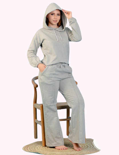 Women's pajamas combine comfort and elegance.