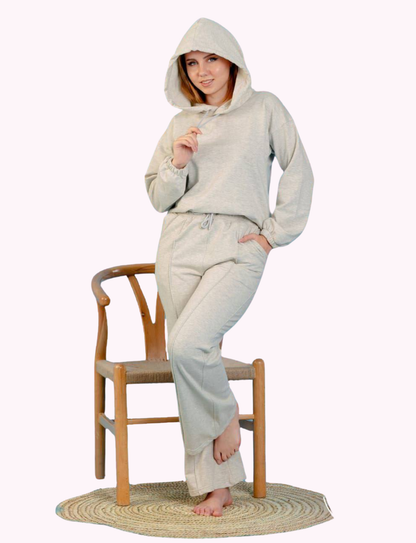 Women's pajamas combine comfort and elegance.